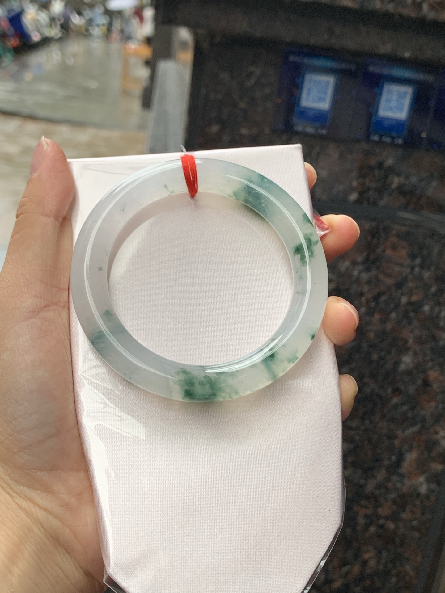 冰飘花圆条，55.1-10.2-10.3，0423-N516，打灯多处细纹，底妆冰透，胶润细腻，蓝花灵动飘逸，勾勒出一幅唯美诗意的山水意境画，古典优雅又秀气