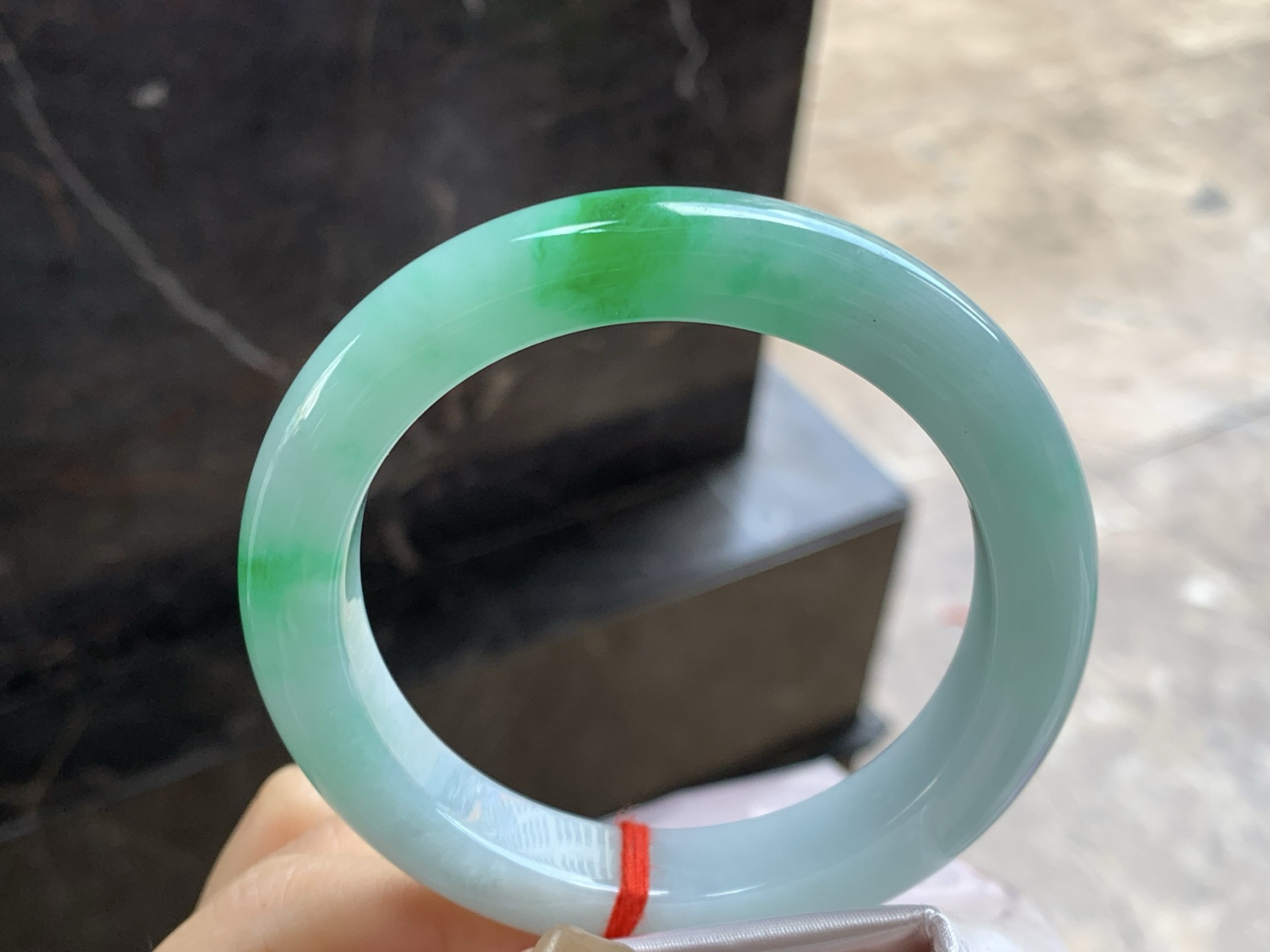 59-12-10

辣绿色手镯^_^底子细腻 大圈口 色辣大气