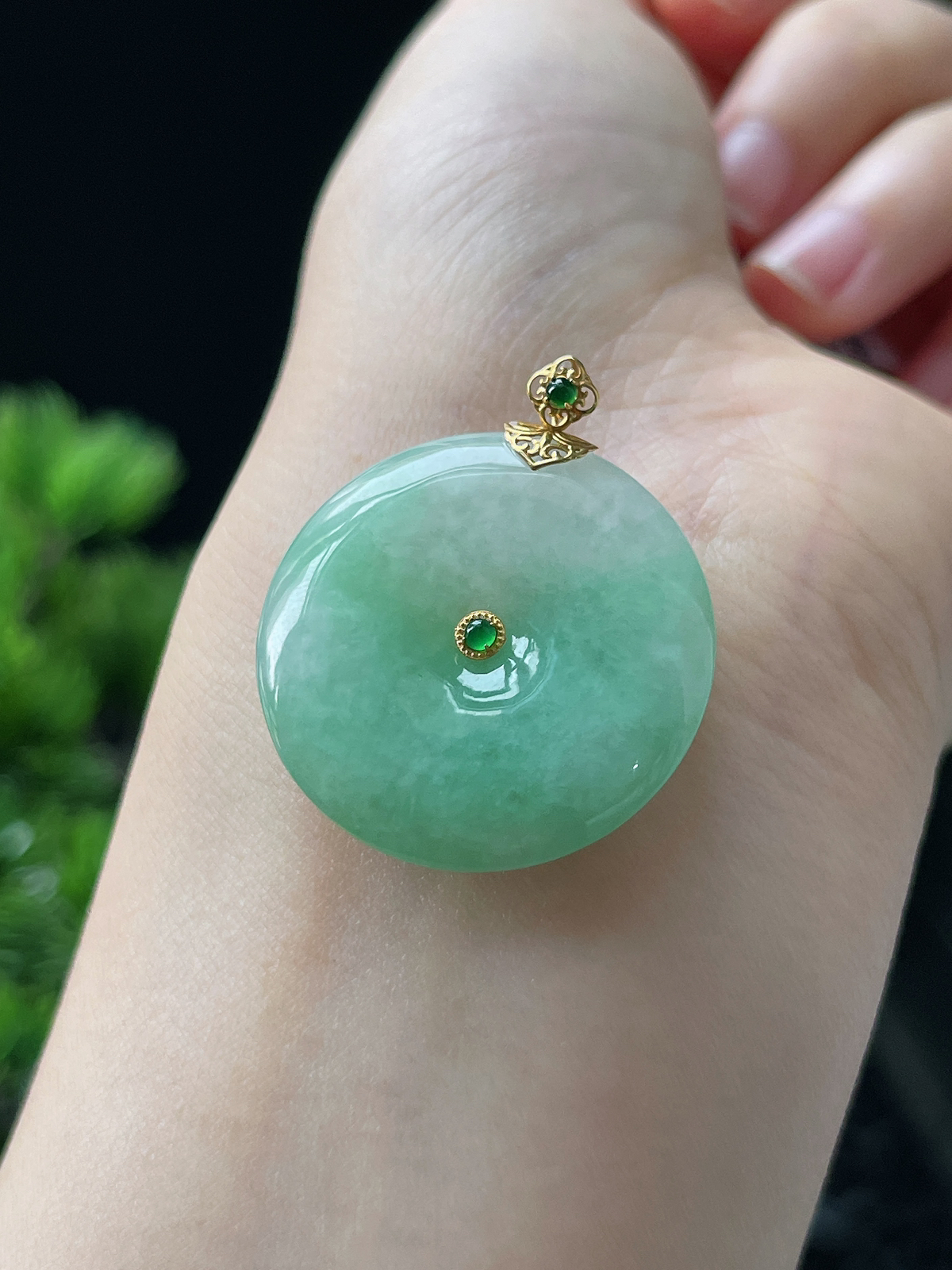 18k金 翡翠糯化种淡绿色甜绿平安扣