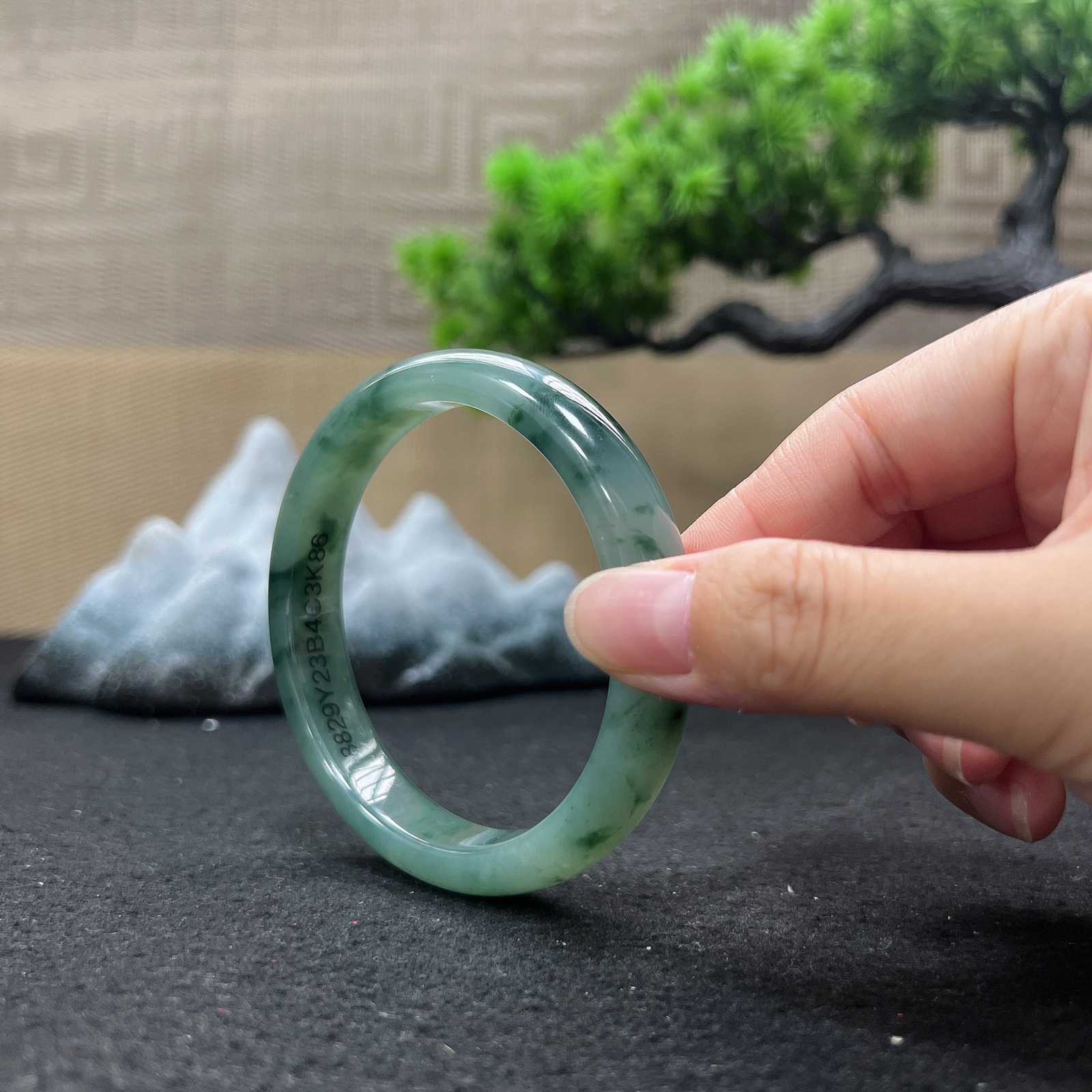 62圈口正圈油青飘花手镯