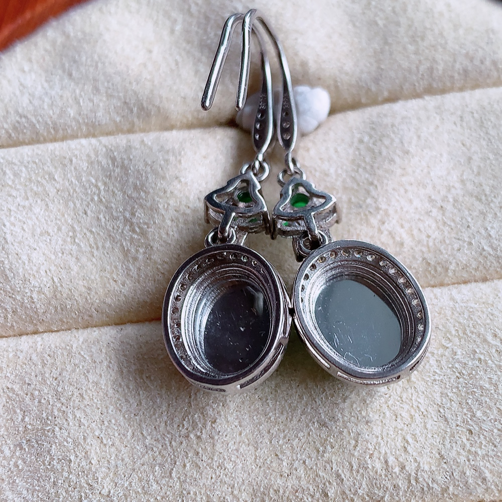 冰润满绿翡翠925银镶嵌耳坠，自然光实拍，翠色灵动，颜色漂亮，种老水足，品相佳，佩戴佳品！W815.22取一整体尺寸：12.2-5.9mm  裸石尺寸：9.6-8