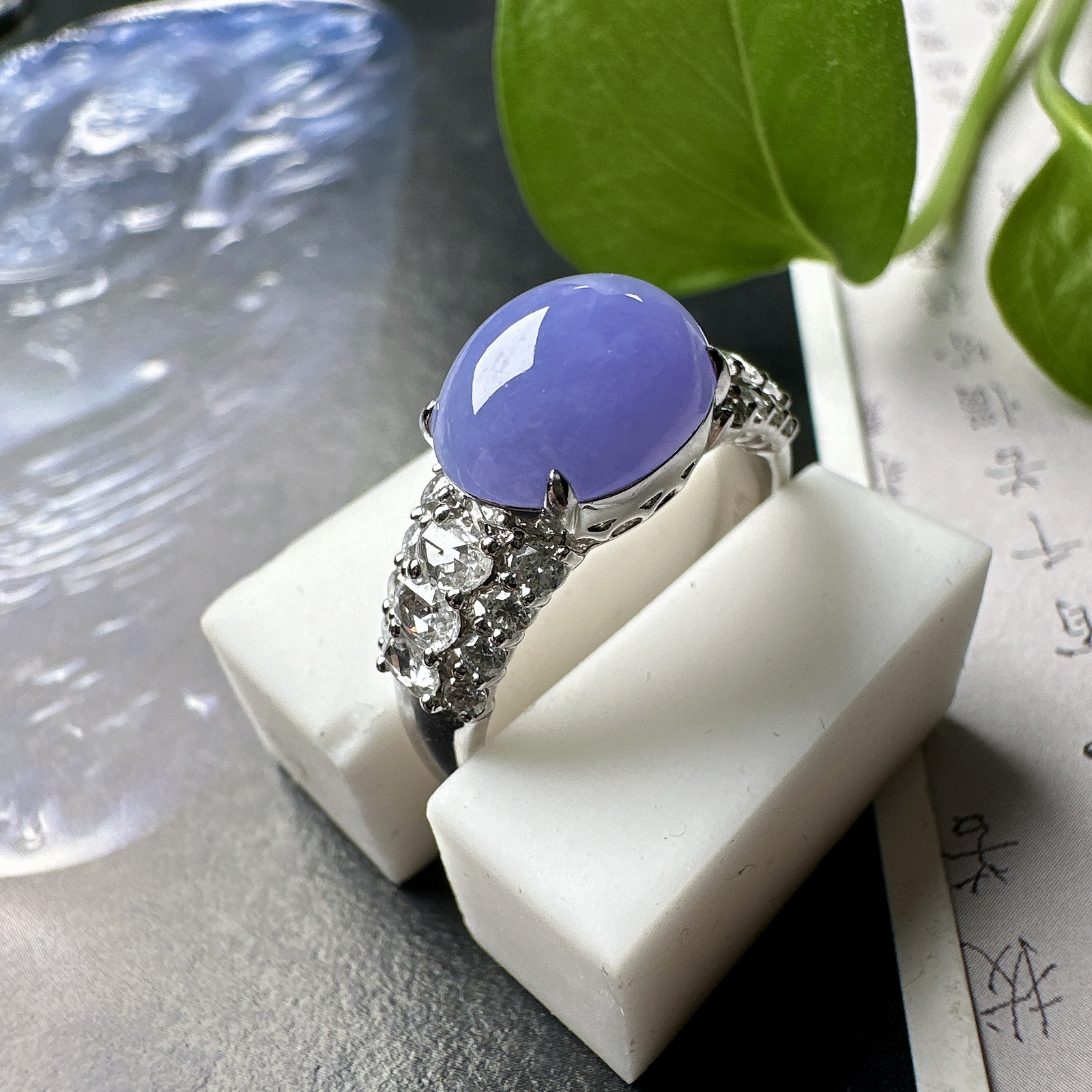 【冰种紫蛋面戒指】质地细腻，饱满度很好，晶莹剔透，18k金钻镶嵌，裸石尺寸10.4*8.6*5.3毫米