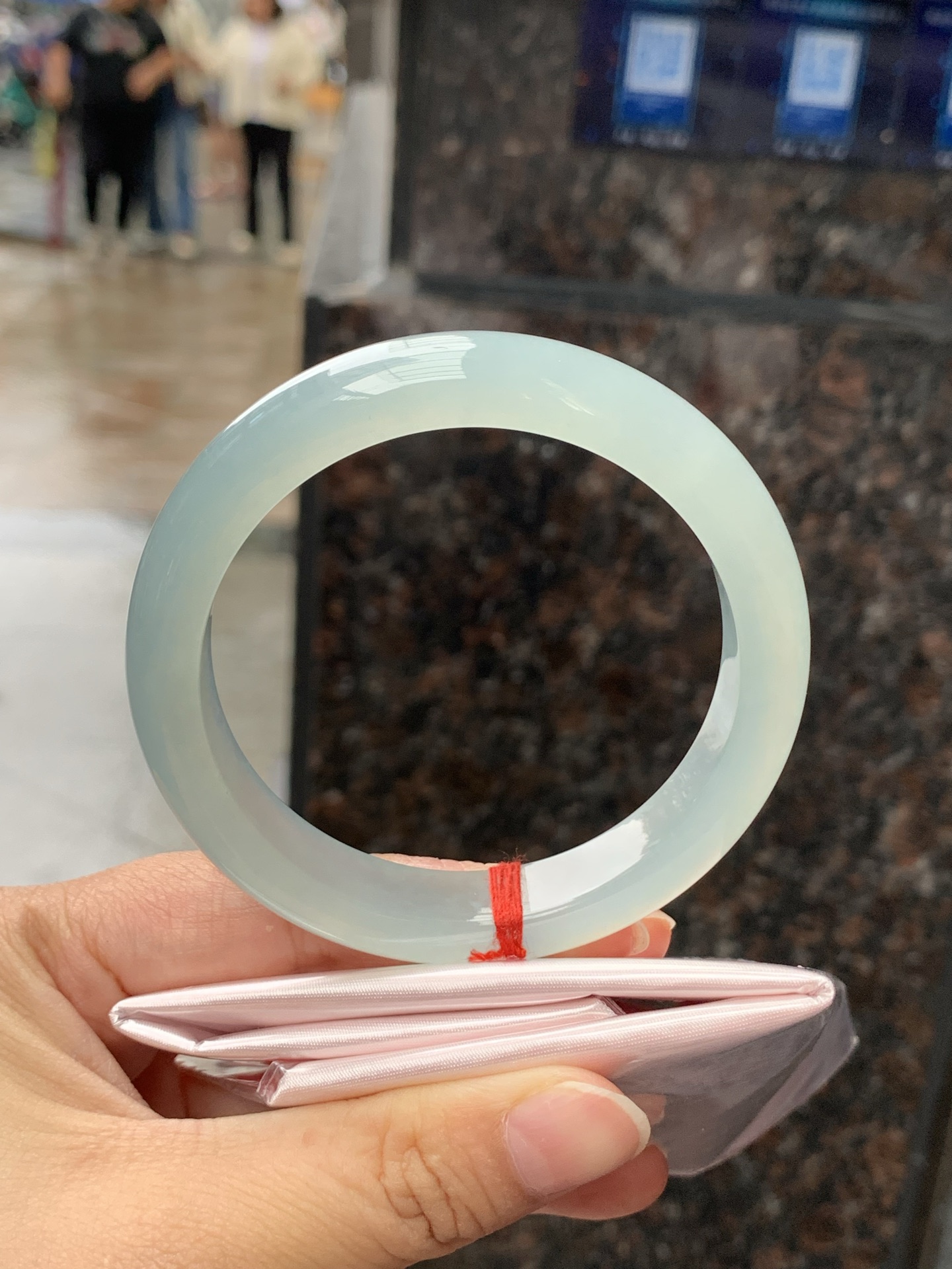 冰蓝正圈，58.5-12.2-8.8，0423-N514，无裂，底妆冰润细腻，千变万化的冰晴蓝底色，拥有海的颜色，却散发着星空的光芒，这是一只来自冰川蓝的清冷气质仙女镯。