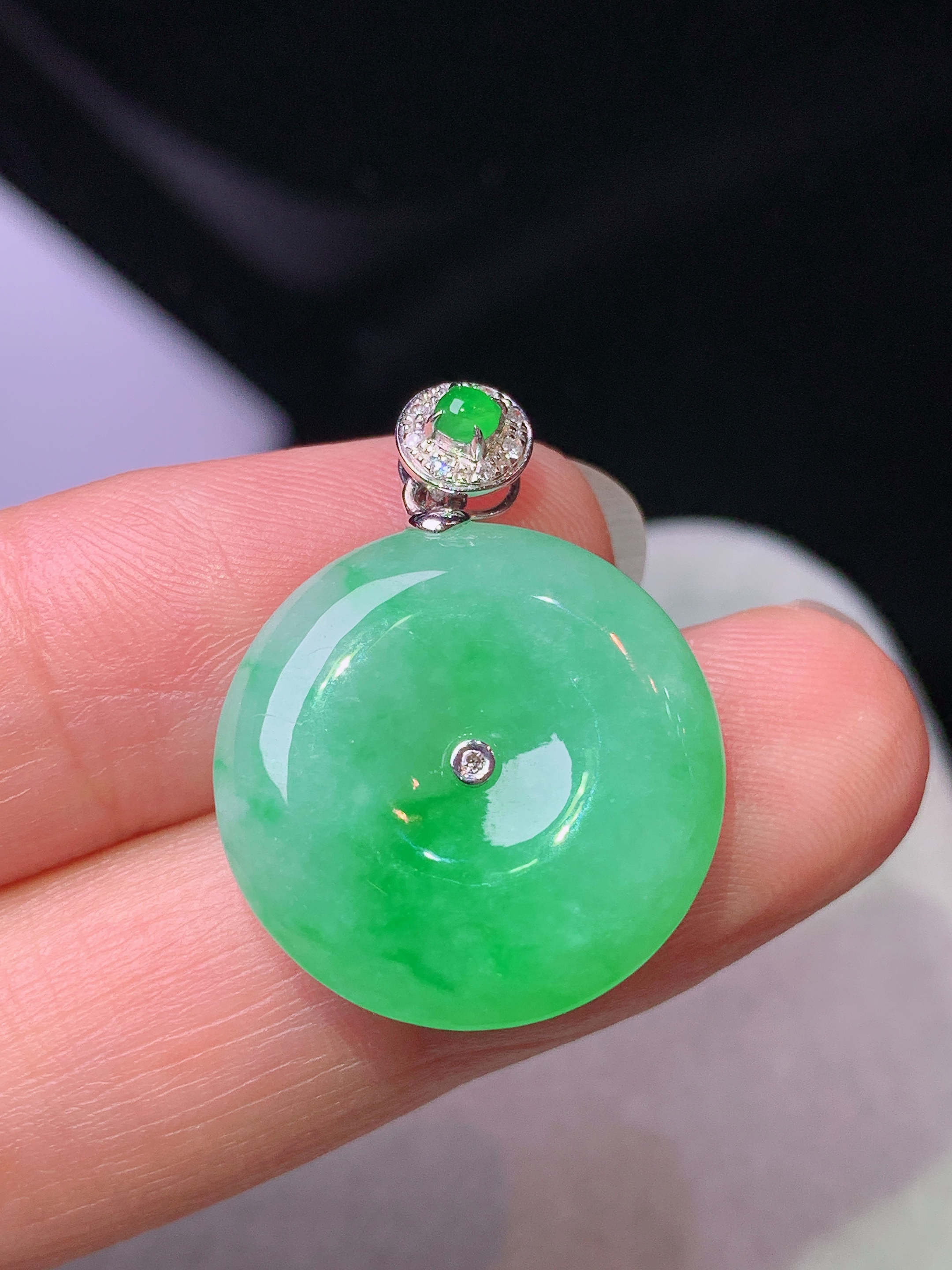 18k金钻镶嵌阳绿平安扣吊坠 玉质细腻 色泽艳丽清新 水润亮眼 整体尺寸25.2*19*5b2