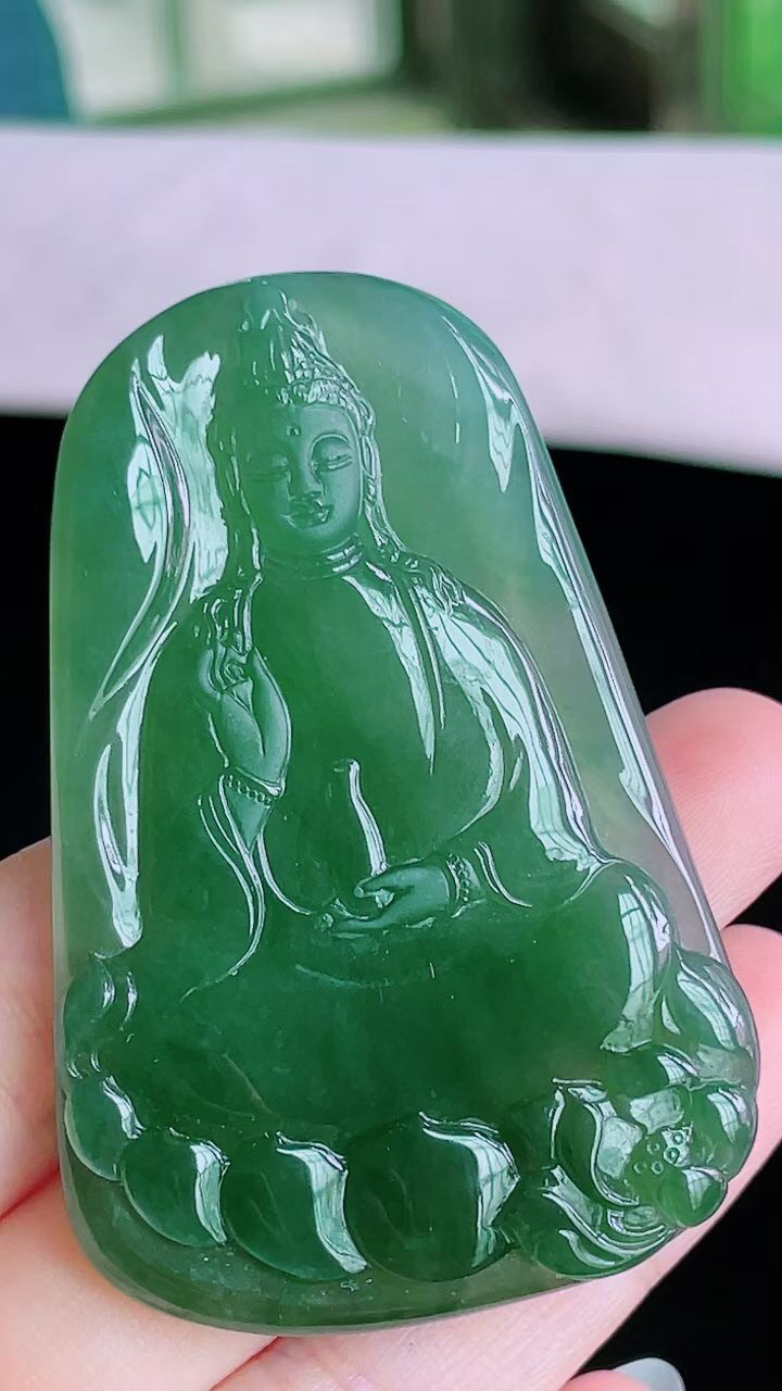 【翡翠名称】老坑种冰晴绿观音牌吊坠挂件
【翡翠尺寸】61.8/40.9/5mm
【翡翠描述】宝贝种老水足，玉质细腻，色泽靓丽，性价比高，佩戴效果好！
【其它赠送】权威证书/精美挂绳盒子/支持全国复检