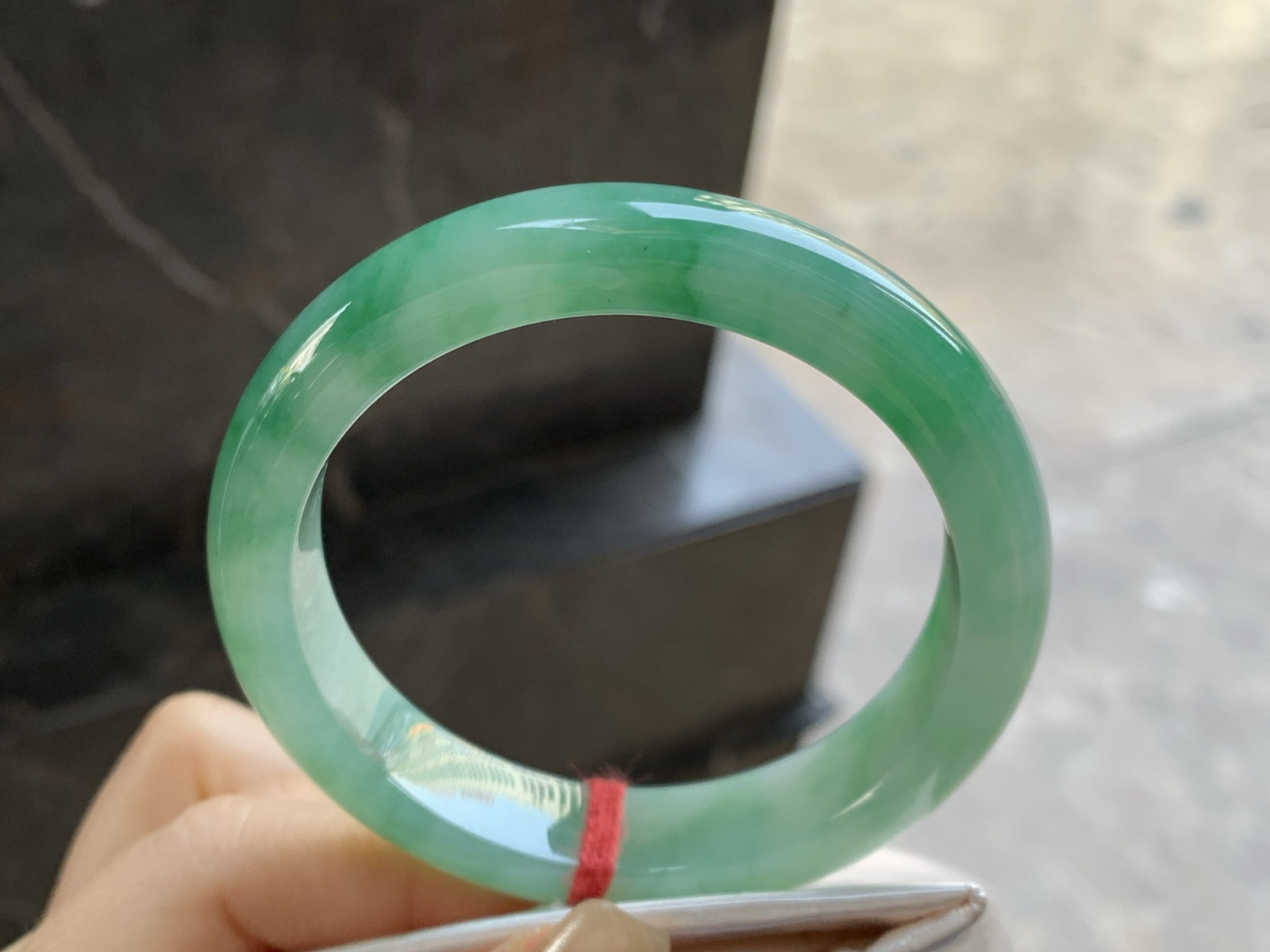 55-12.4-8.3

细糯带色手镯^_^底子细腻 绿色浓郁