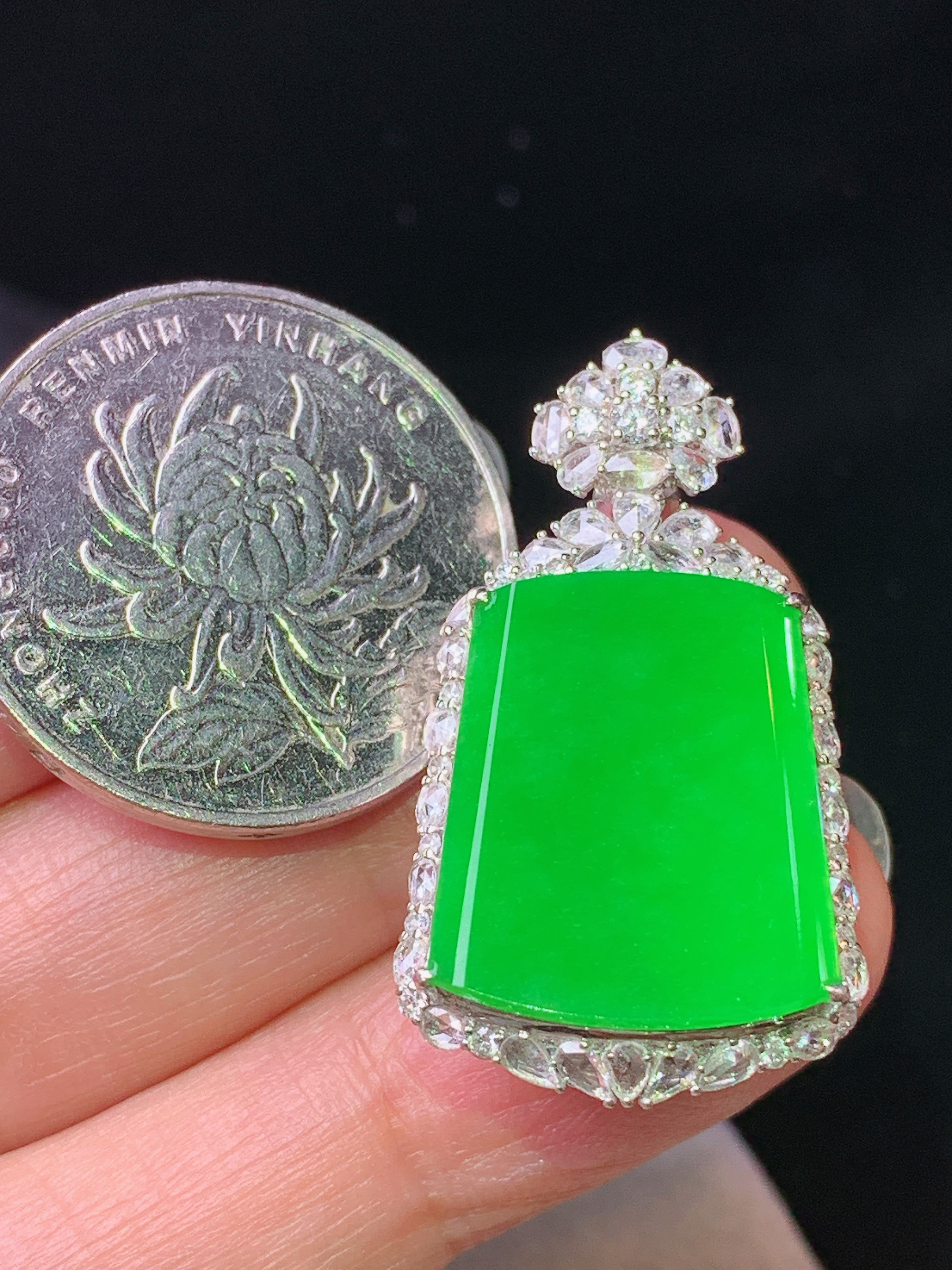 18k金钻镶嵌阳绿无事牌吊坠 玉质细腻 色泽艳丽清新 水润亮眼 整体尺寸33.2*18.8*9.5s2