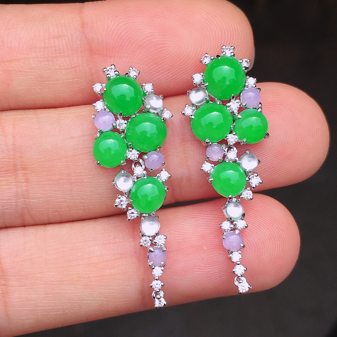 阳绿蛋面耳坠，色泽均匀艳丽，玉质细腻，荧光感超
强，饱满圆润，尽显优雅气质，18k
金豪华镶嵌