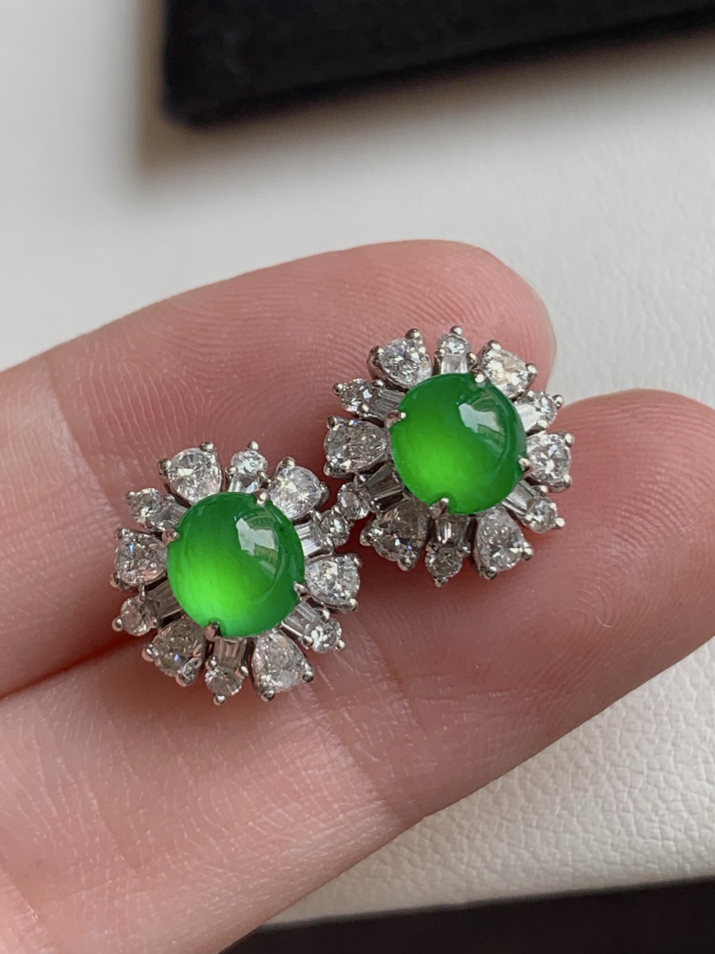 ️【18K金镶嵌蛋面耳钉】种老细腻，色阳浓郁起胶，尺寸：成品：11.5*11.5*7.7，裸石：6.1*5.7,b17422