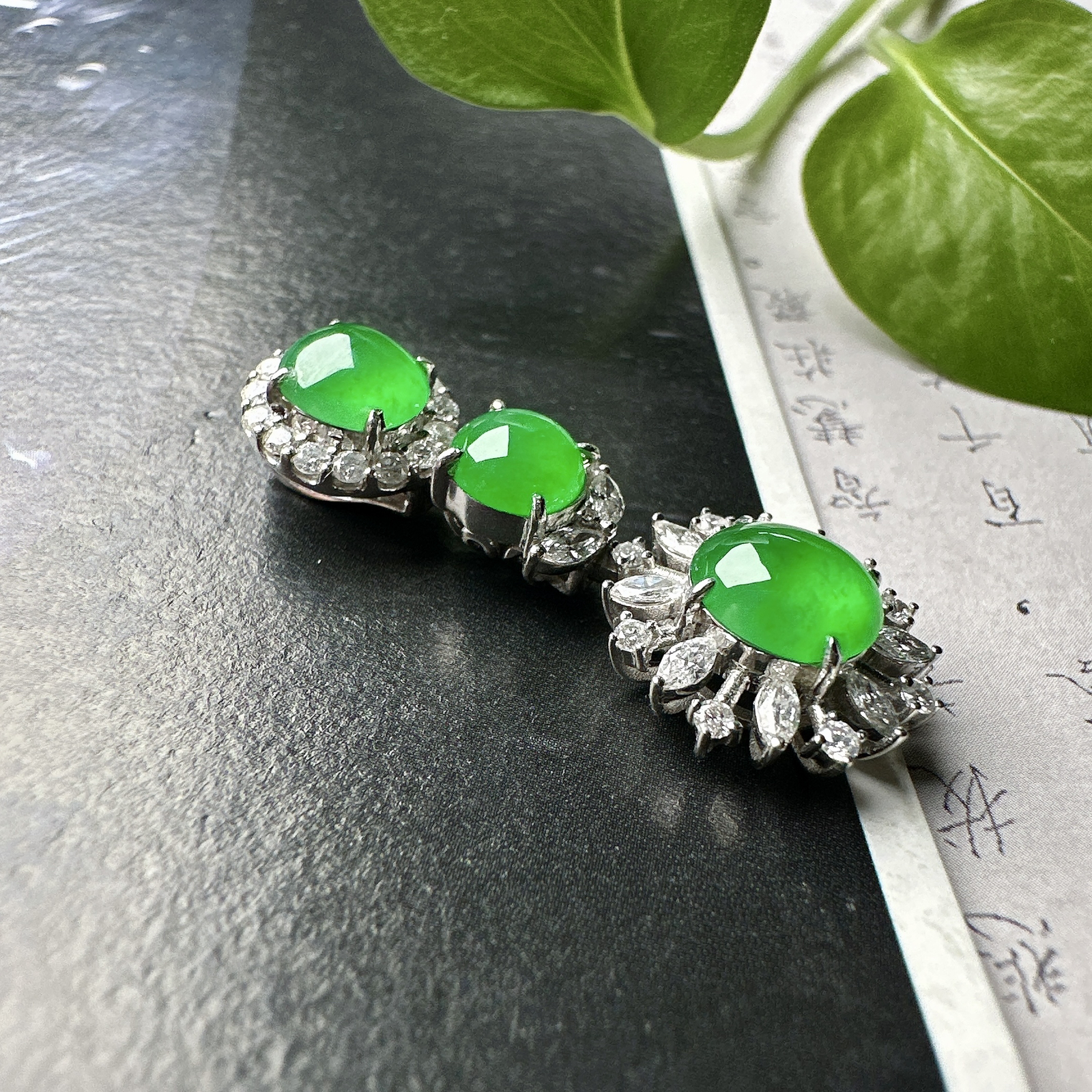 【冰种绿蛋吊坠】三颗同料镶嵌款吊坠，质地细腻，种水上乘，通透闪亮，晶莹剔透。阳绿色泽，18K金钻精美镶嵌，裸石尺寸7.3*6.5*3.4毫米