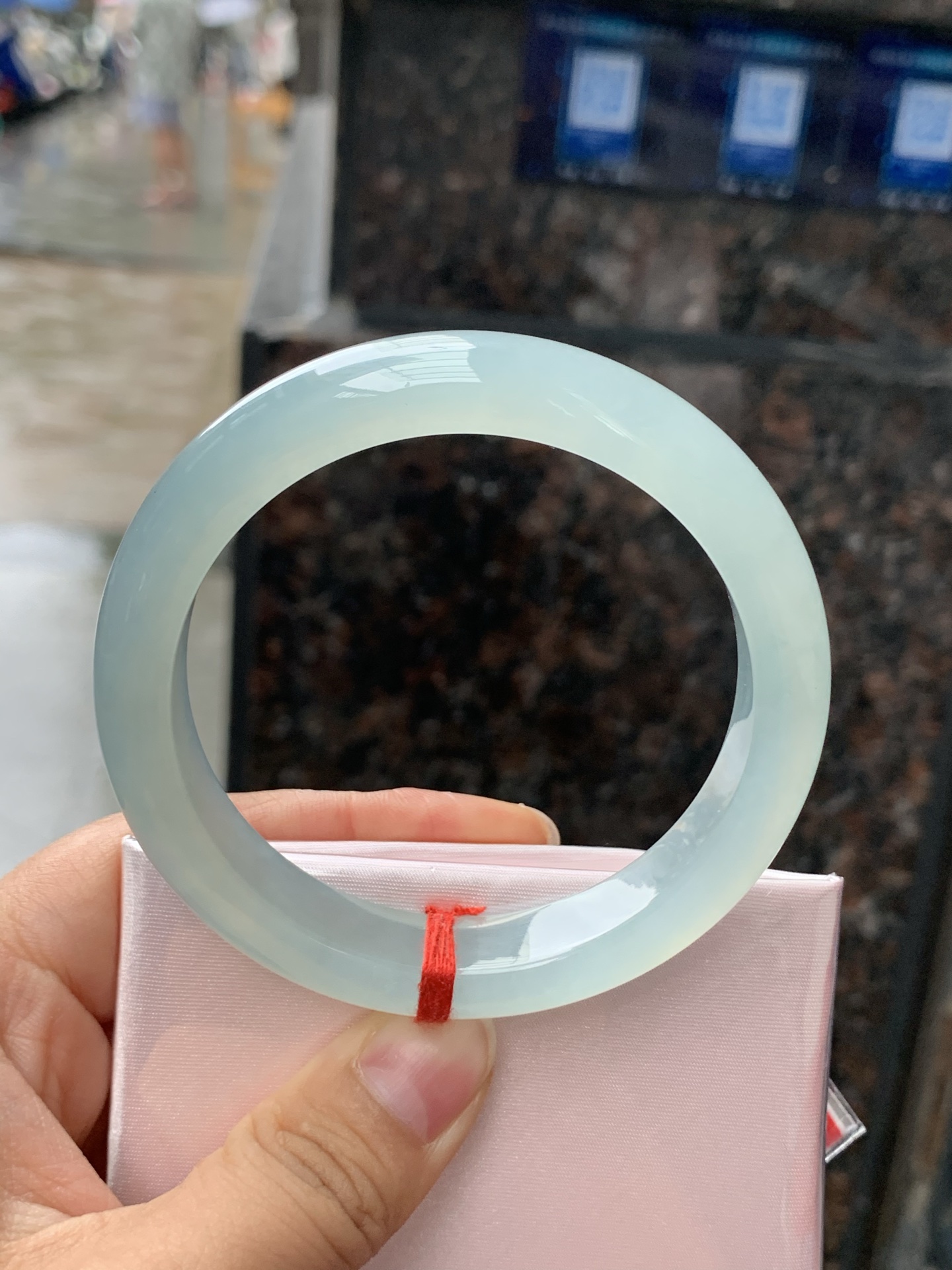 冰蓝正圈，58.5-12.2-8.8，0423-N514，无裂，底妆冰润细腻，千变万化的冰晴蓝底色，拥有海的颜色，却散发着星空的光芒，这是一只来自冰川蓝的清冷气质仙女镯。