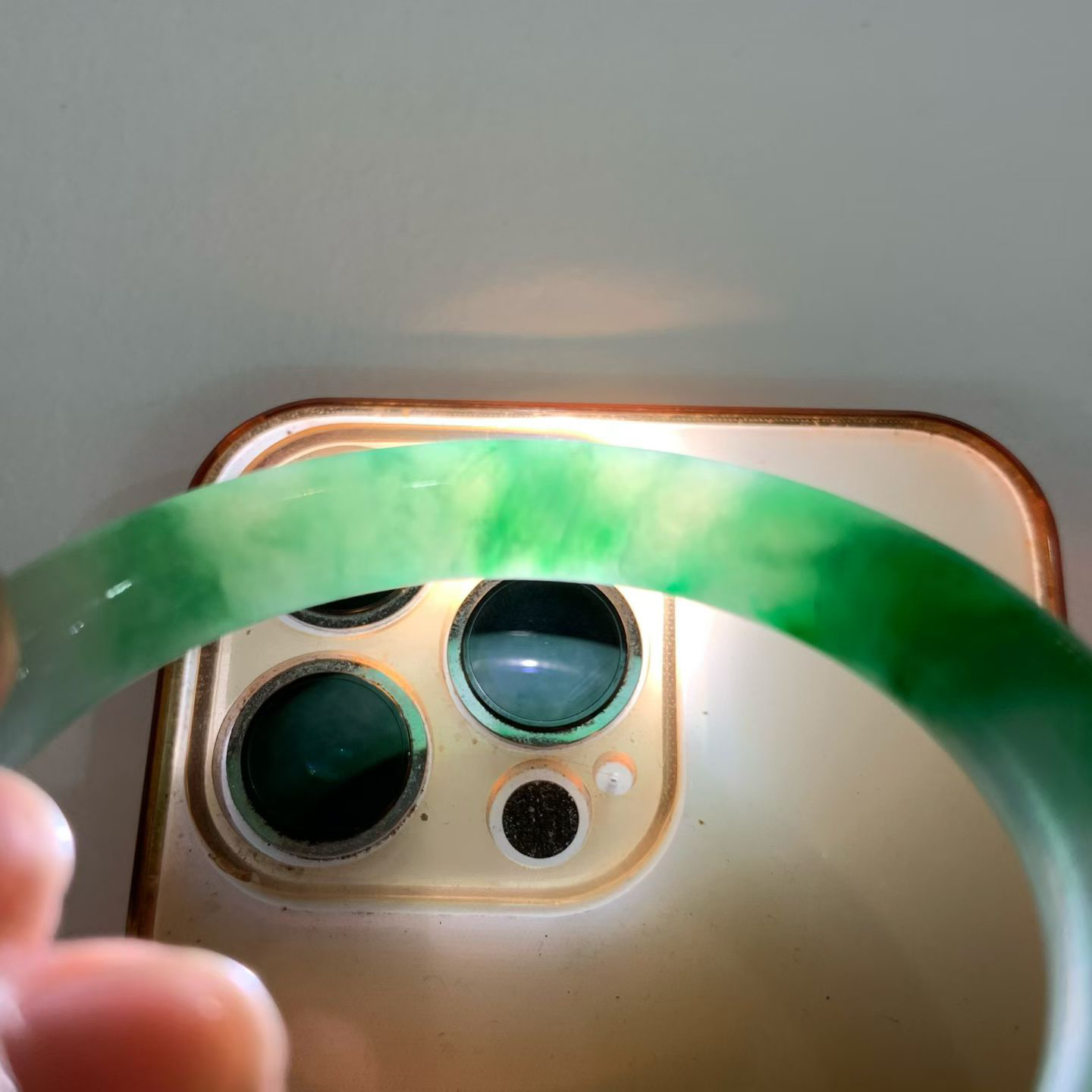 满绿圆条手镯尺寸53.8*9*9 底子细腻干净，通透水润，颜色鲜亮，上手耐看又显贵！