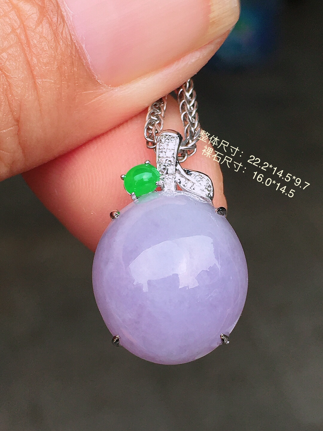 紫罗兰蛋面吊坠，色泽均匀艳丽，玉质细腻，荧光感超
强，饱满圆润，尽显优雅气质，18k
金豪华镶嵌