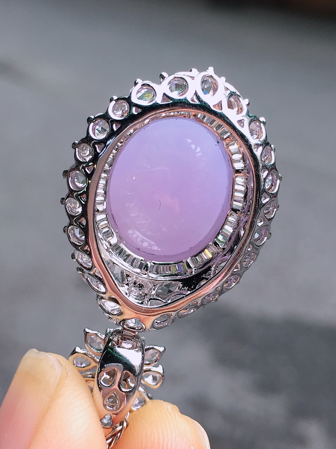 紫罗兰蛋面吊坠，色泽均匀艳丽，玉质细腻，荧光感超
强，饱满圆润，尽显优雅气质，18k
金豪华镶嵌