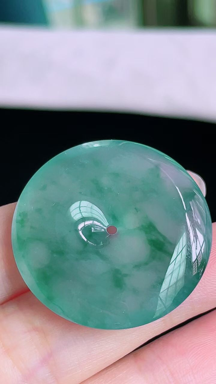 【翡翠名称】老坑种冰飘花起胶大平安扣吊坠
【翡翠尺寸】直径厚度31.4/6mm
【翡翠描述】宝贝种老水足，玉质细腻，色泽靓丽，性价比高，佩戴效果好！
【其它赠送】权威证书/精美挂绳盒子/支持全国复检