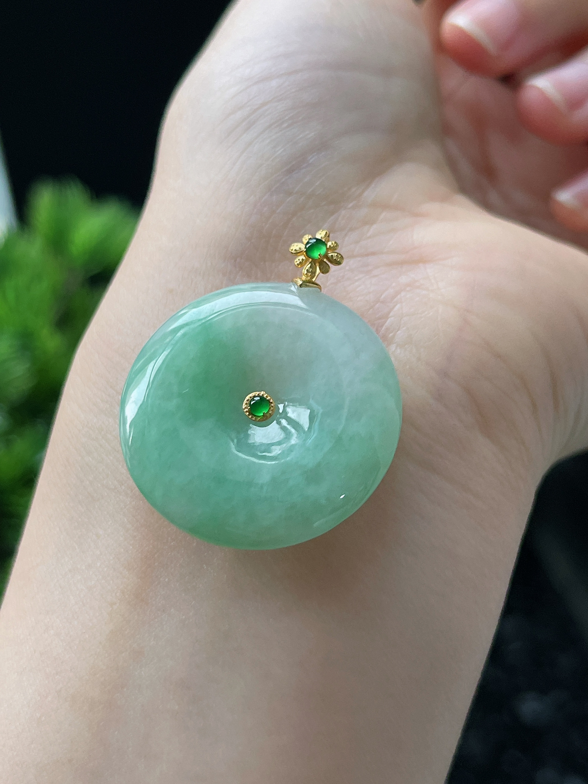 18k金 翡翠糯化种淡绿色甜绿平安扣