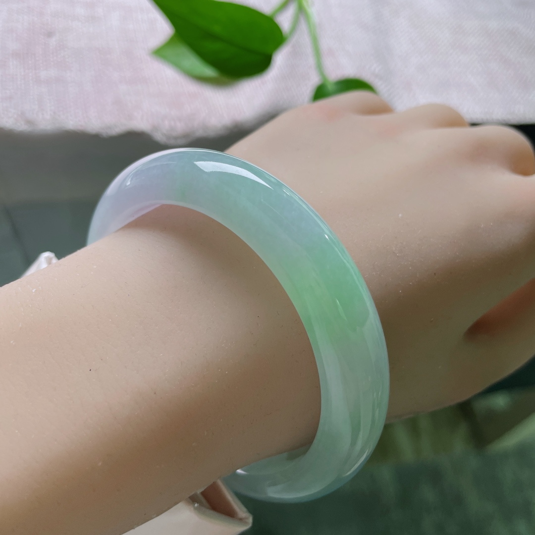 57.7/12.7/8.9，冰春彩正圈，冰为骨，春为魂，彩作魄。 紫气东来，翠色西至，富贵天成。无裂，ss51730a