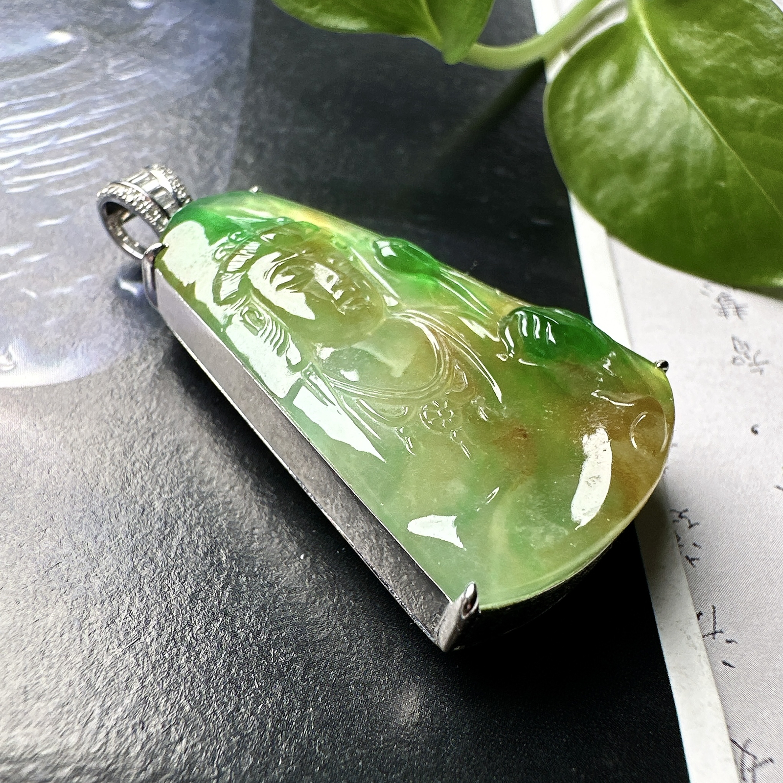 【冰种黄加绿观音吊坠】质地细腻，冰润透亮，光泽出众，冰感十足，18k金钻镶嵌，裸石尺寸27*13.3*3.2毫米