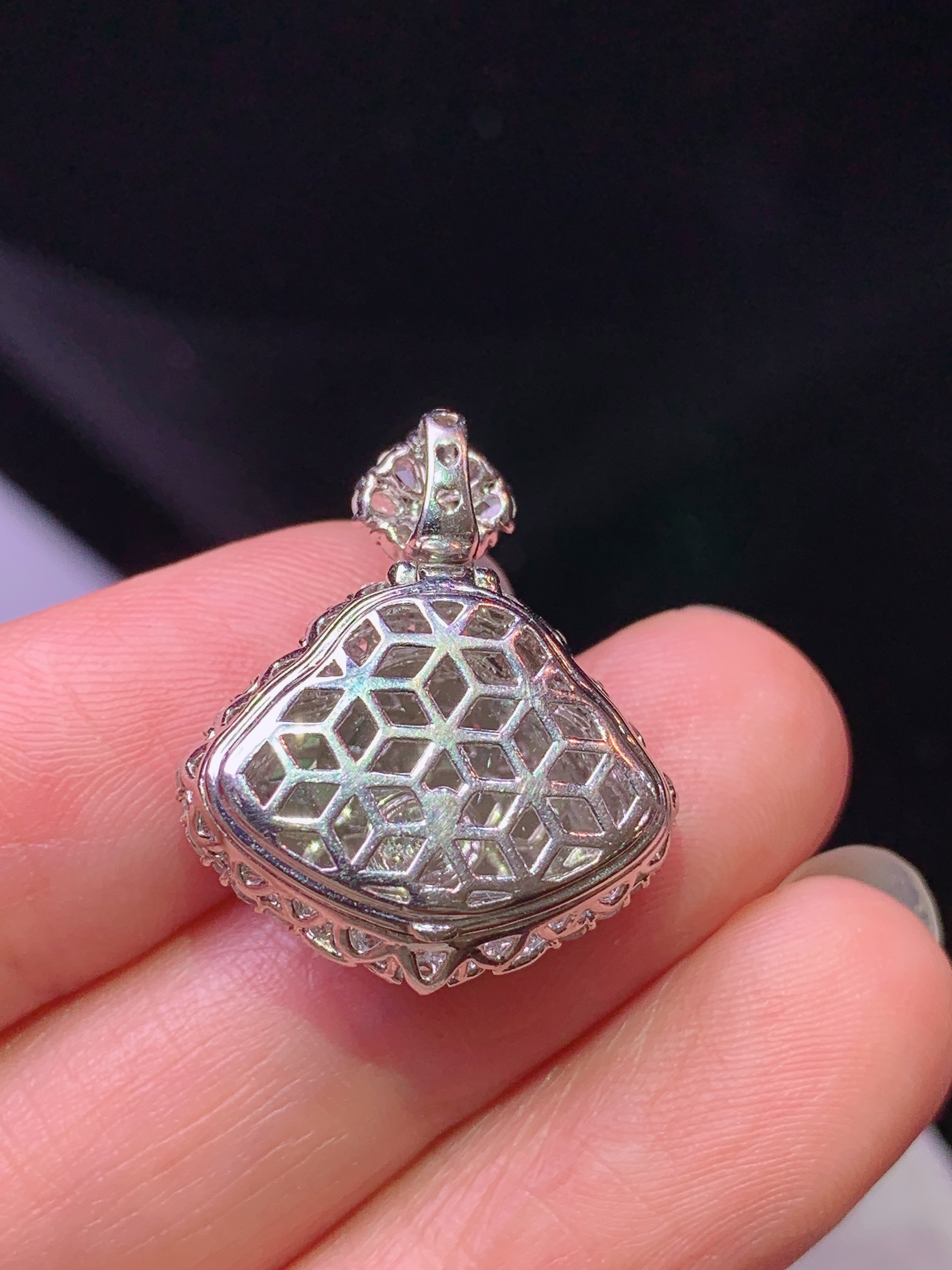 18k金钻镶嵌冰阳绿佛公吊坠 玉质细腻 色泽艳丽清新 水润亮眼 整体尺寸22.5*19*8.3s2