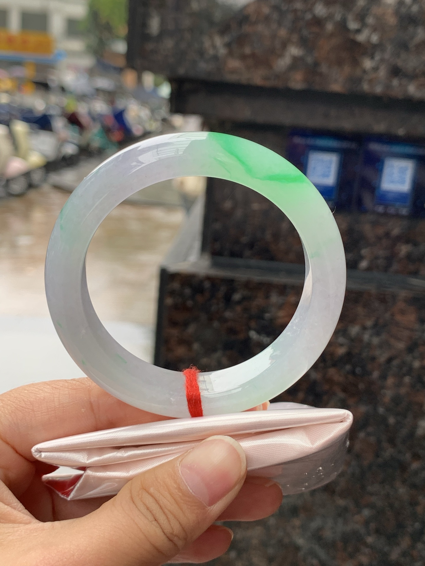 冰春彩正圈，53.5-13.2-9，0423-N517，打灯纹裂，不扣，底妆水润，淡淡粉底色飘阳绿花，气质温婉而迷人。