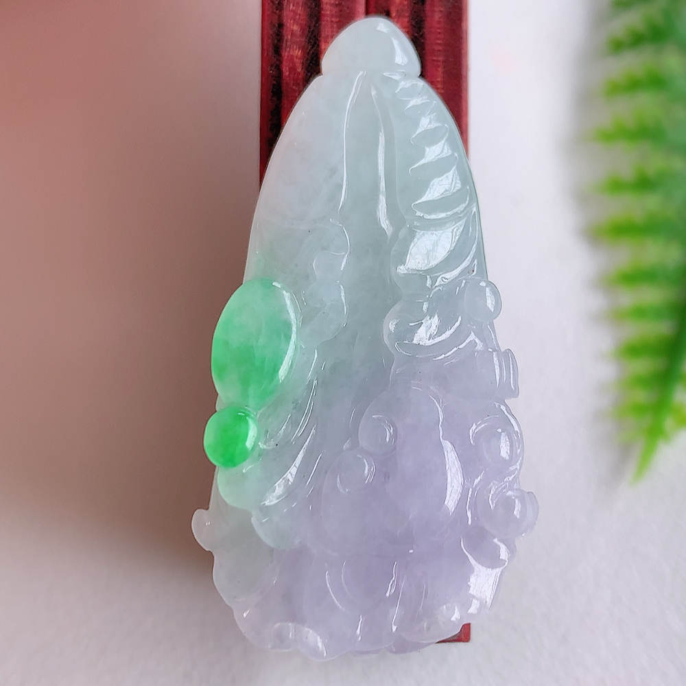 冰润翡翠招百财紫罗兰白菜吊坠，百财聚来，财源滚滚，色泽鲜艳。精工水润的白菜，性价比高！    W003.22尺寸  39.1-20.4-9.2