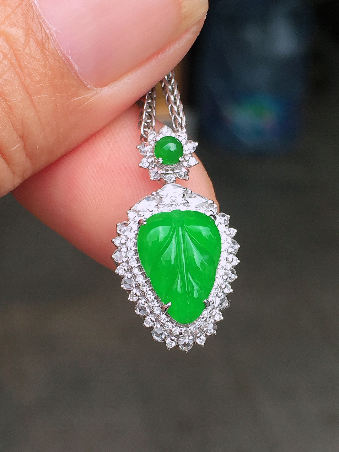 阳绿玉叶吊坠，色泽均匀艳丽，玉质细腻，荧光感超
强，饱满圆润，尽显优雅气质，18k
金豪华镶嵌