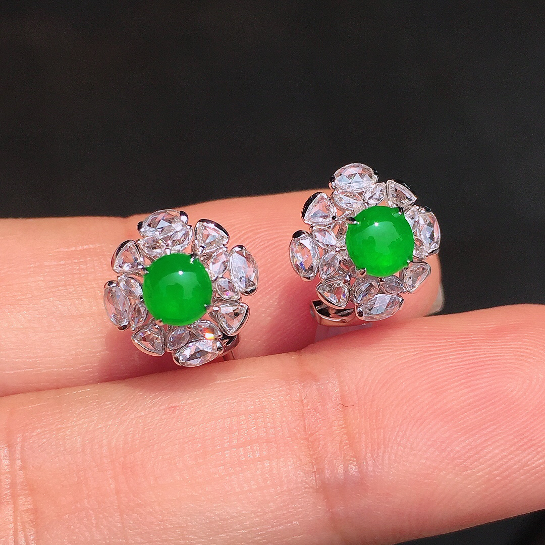 阳绿蛋面耳钉，色泽均匀艳丽，玉质细腻，荧光感超
强，饱满圆润，尽显优雅气质，18k
金豪华镶嵌