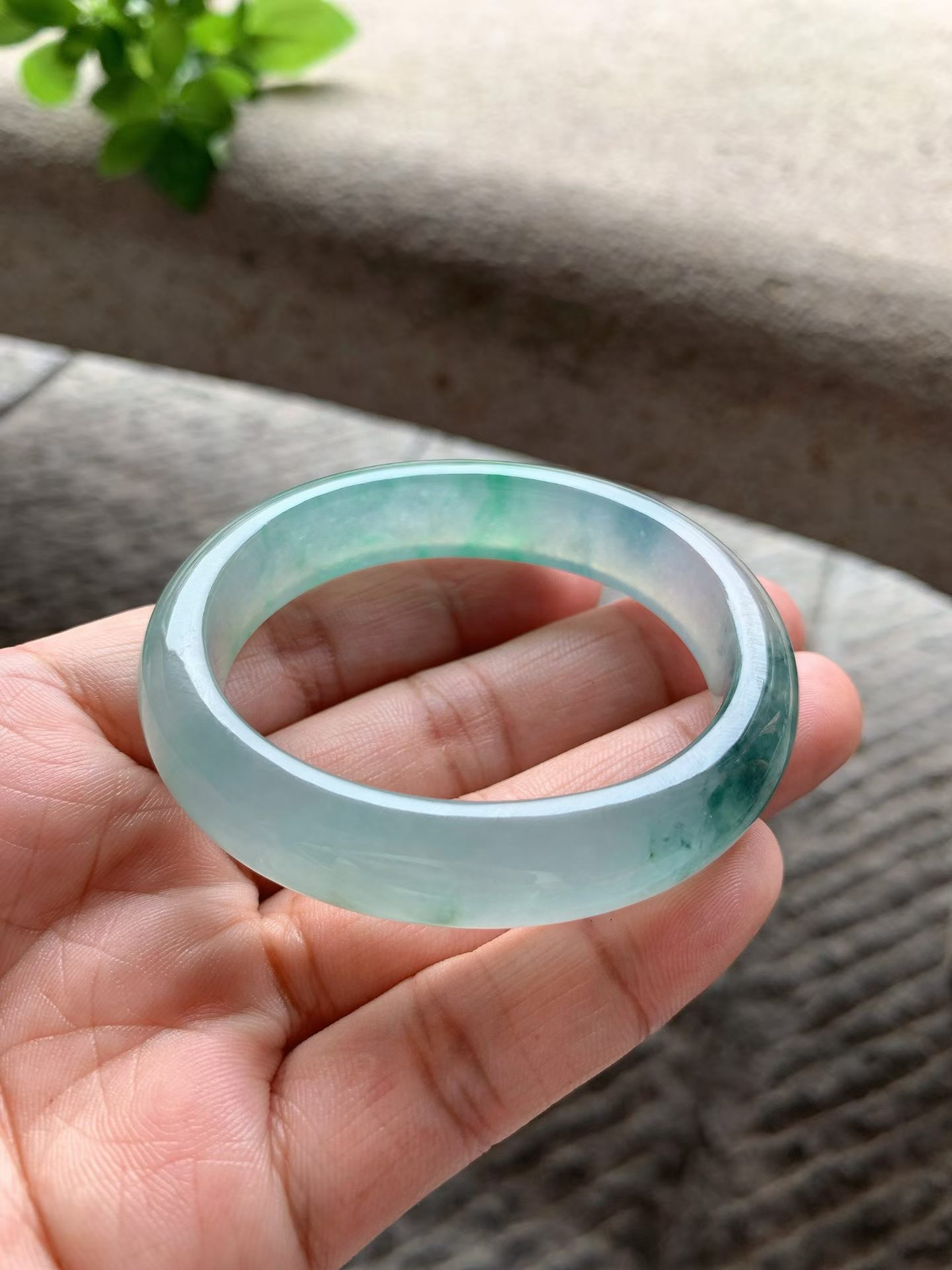 老坑种冰绿蓝花贵妃手镯尺寸52*13*8/44.5（换正圈49）老坑种水，冰透十足，水足充盈，起光起胶，绿花鲜亮，灵动又富有生机，上手端庄大气！