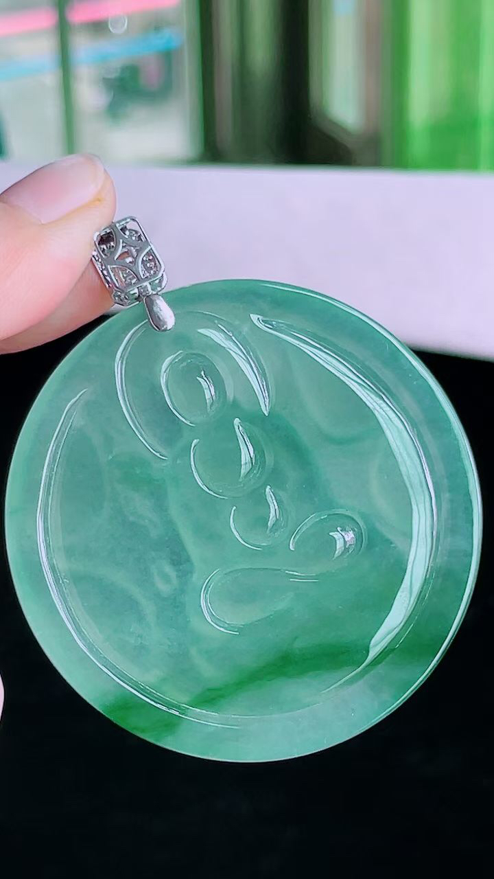 【翡翠名称】18K金扣高冰飘花大日如来挂件
【翡翠尺寸】裸石54.7/5.6mm
【翡翠描述】宝贝种老水足，玉质细腻，色泽靓丽，性价比高，佩戴效果好！
【其它赠送】权威证书/精美挂绳盒子/支持全国复检