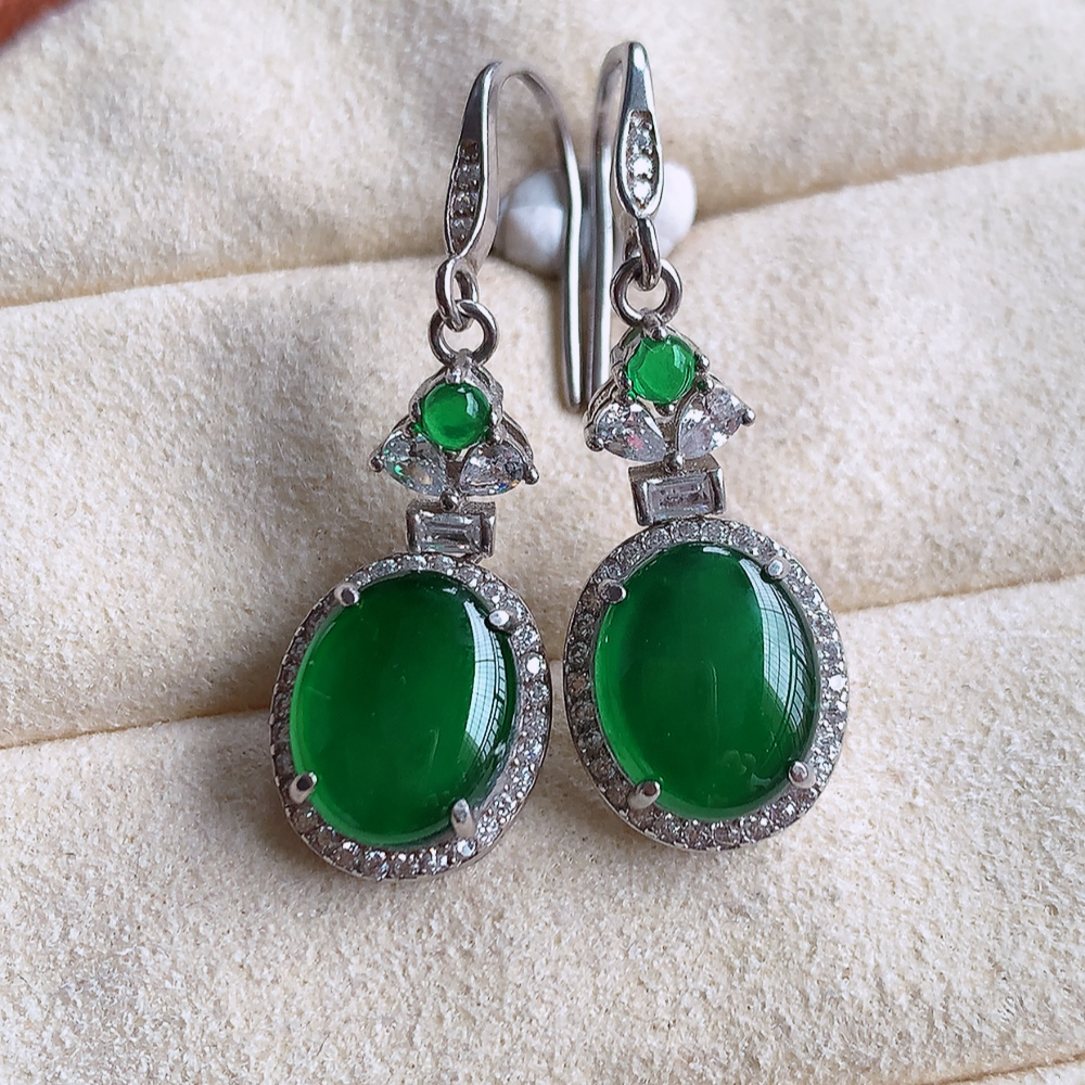 冰润满绿翡翠925银镶嵌耳坠，自然光实拍，翠色灵动，颜色漂亮，种老水足，品相佳，佩戴佳品！W815.22取一整体尺寸：12.2-5.9mm  裸石尺寸：9.6-8
