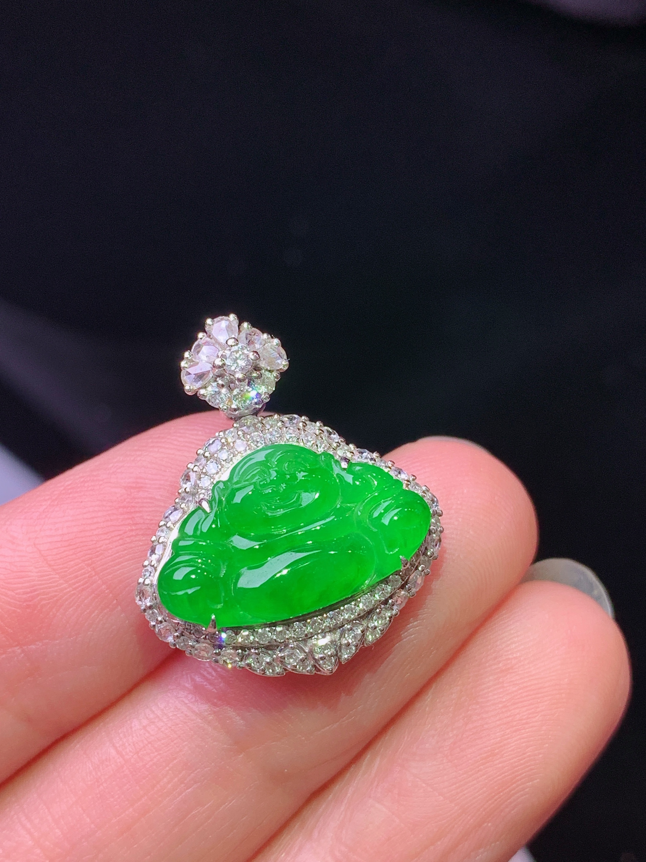 18k金钻镶嵌冰阳绿佛公吊坠 玉质细腻 色泽艳丽清新 水润亮眼 整体尺寸22.5*19*8.3s2