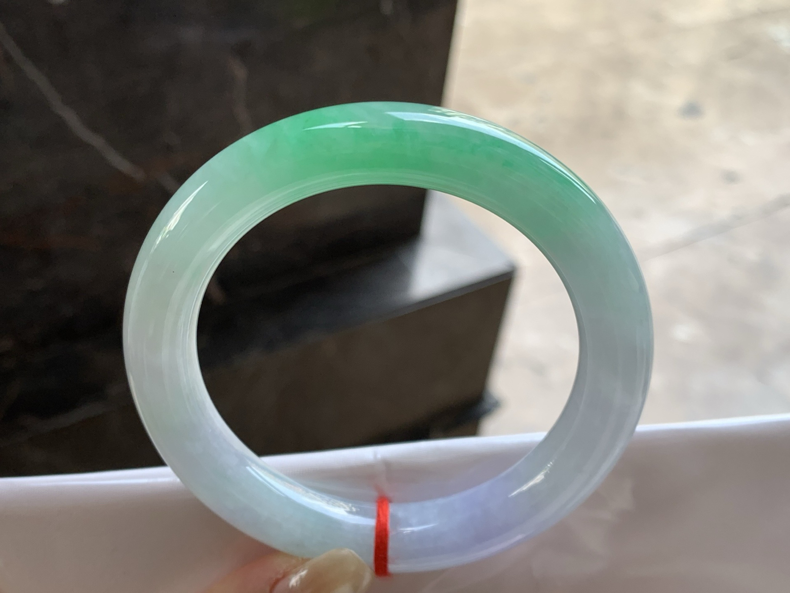 60-141.6

阳绿色大圈口圆条手镯^_^有种有色～绿色浓郁漂亮