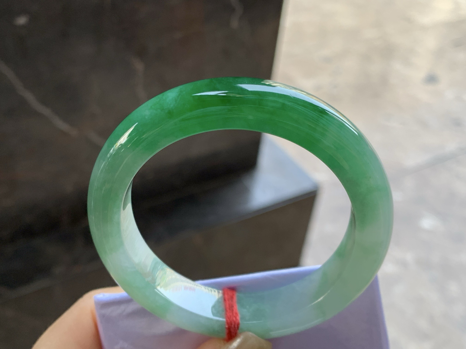 53-12.3-9

辣绿色手镯^_^底子细腻 绿色浓郁