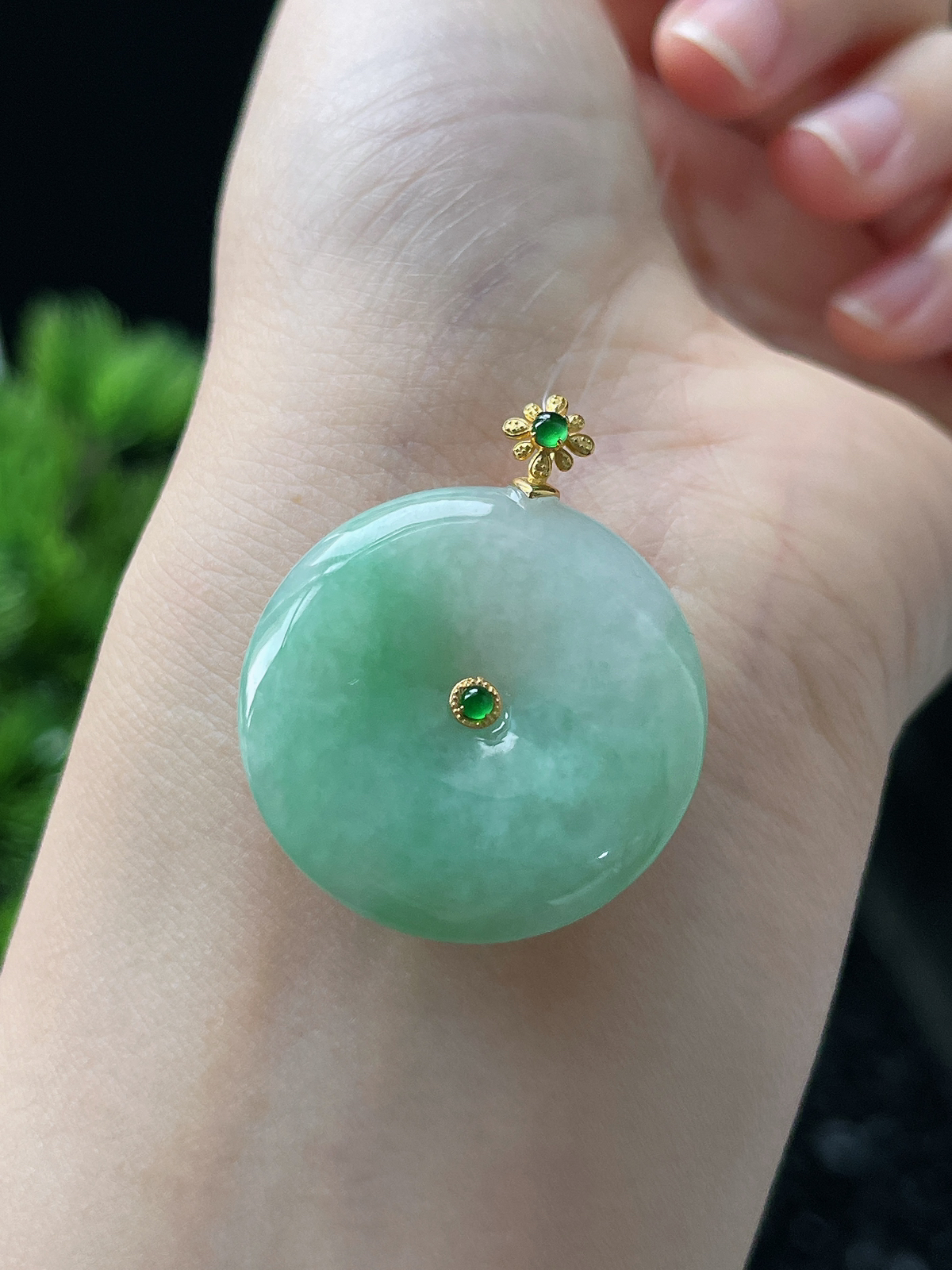 18k金 翡翠糯化种淡绿色甜绿平安扣