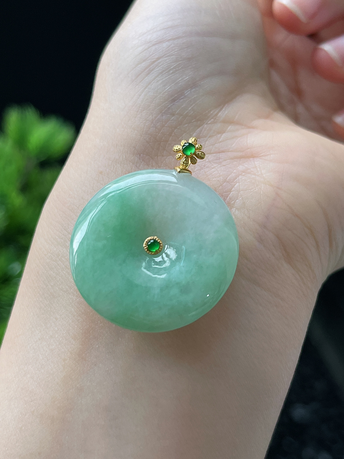 18k金 翡翠糯化种淡绿色甜绿平安扣