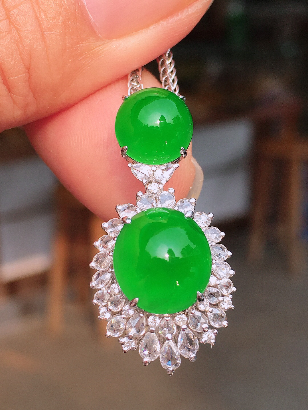 满绿蛋面吊坠，色泽均匀艳丽，玉质细腻，荧光感超
强，饱满圆润，尽显优雅气质，18k
金豪华镶嵌