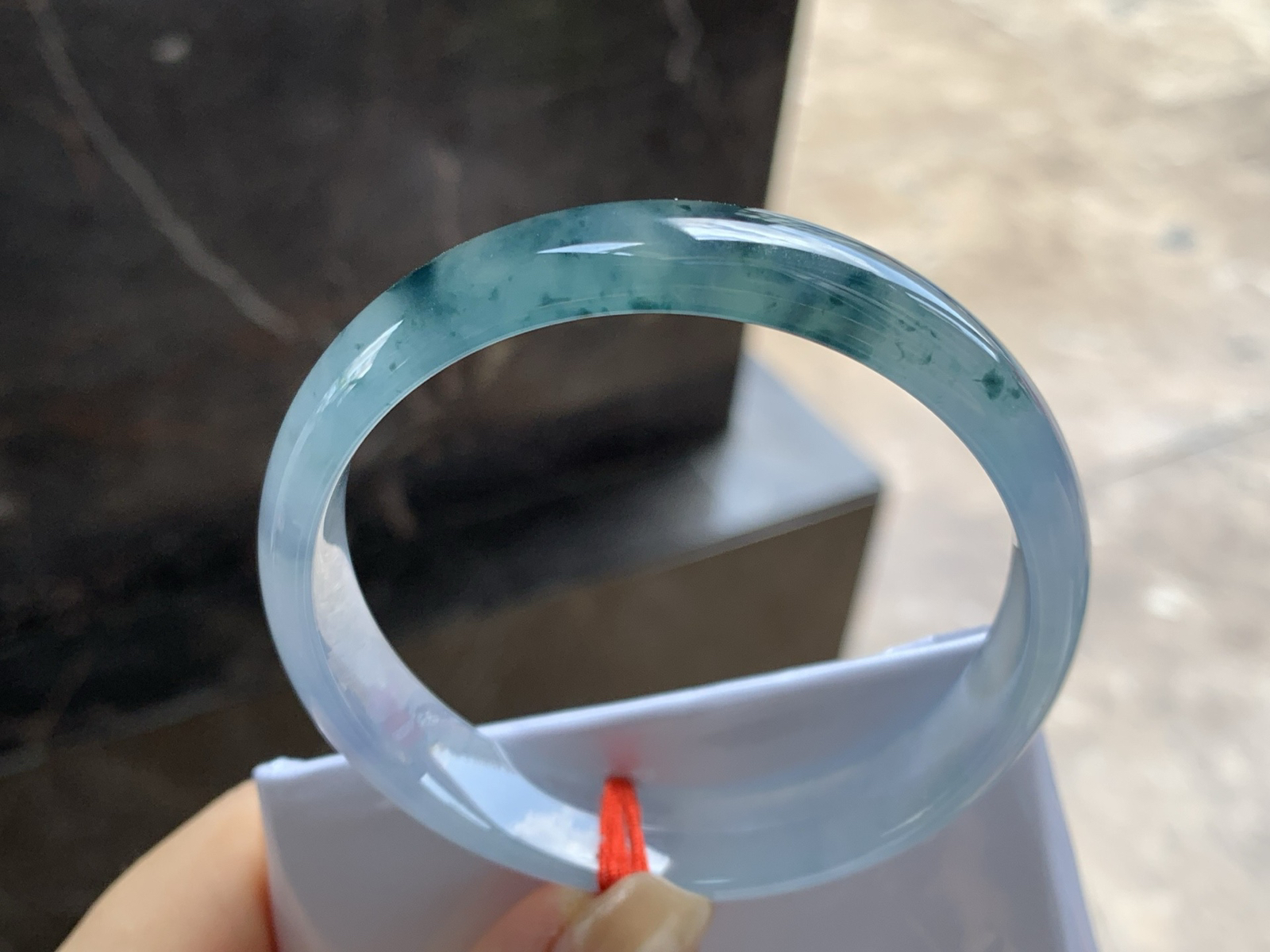 58.5-12.8-6.2

冰种飘花手镯^_^冰味十足～料子漂亮