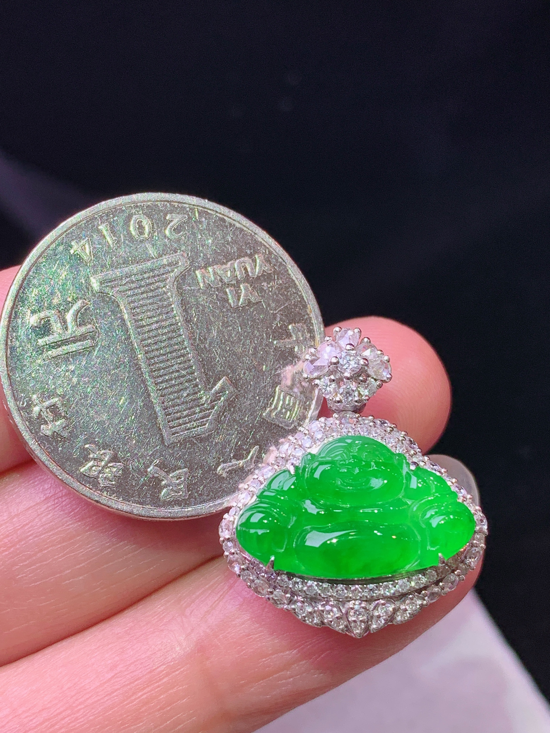 18k金钻镶嵌冰阳绿佛公吊坠 玉质细腻 色泽艳丽清新 水润亮眼 整体尺寸22.5*19*8.3s2