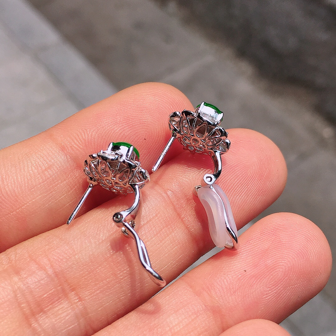 阳绿蛋面耳钉，色泽均匀艳丽，玉质细腻，荧光感超
强，饱满圆润，尽显优雅气质，18k
金豪华镶嵌