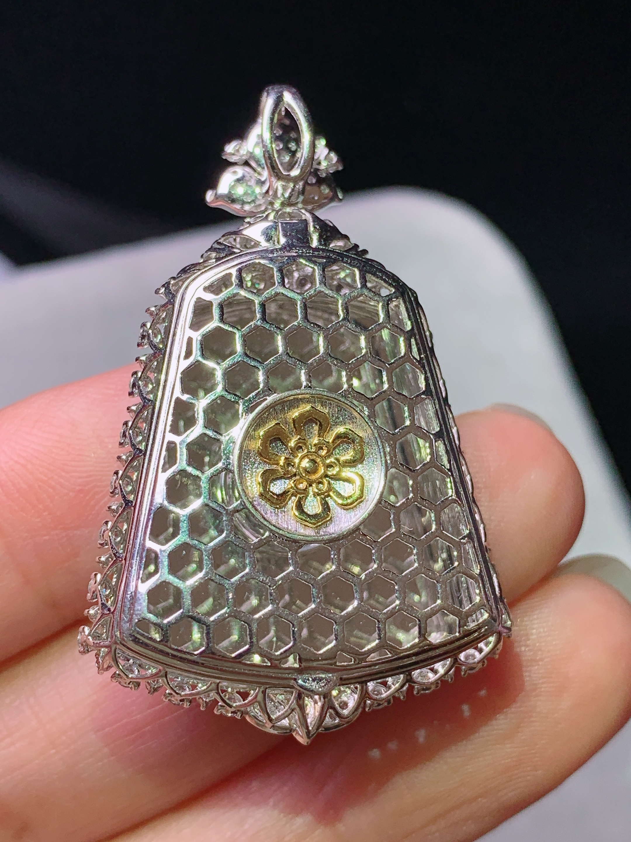 18k金钻镶嵌阳绿无事牌吊坠 玉质细腻 色泽艳丽清新 水润亮眼 整体尺寸40.6*25.8*9.5k1