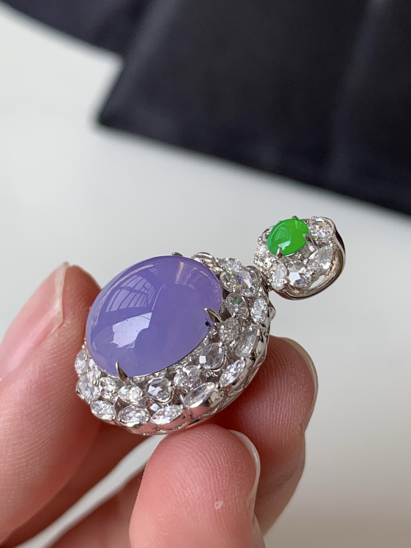 ️，18k金镶嵌蛋面吊坠，紫色浓郁，见光靓美入心坎，尺寸：成品：26.8*17.4*12.8，裸石