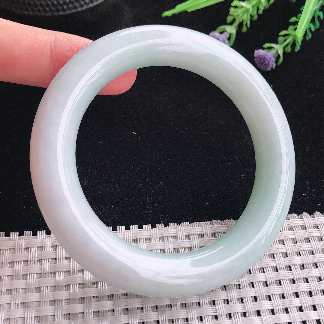 实拍A货翡翠55.8/11.5/12老坑秀气温润浅绿胖圆条手镯翡翠玉镯平安镯