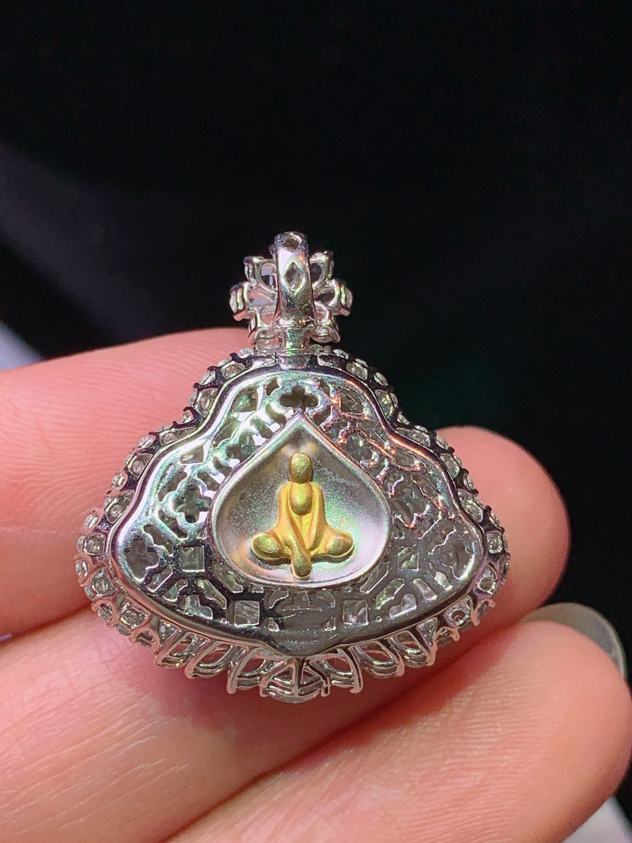 18k金钻镶嵌阳绿佛公吊坠 玉质细腻 色泽艳丽清新 水润亮眼 整体尺寸25.3*23.3*9.5s2