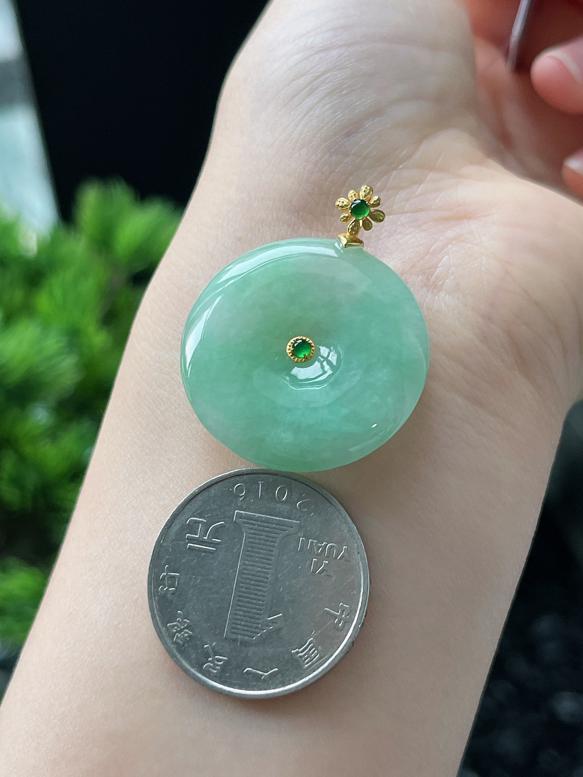 18k金 翡翠糯化种淡绿色甜绿平安扣