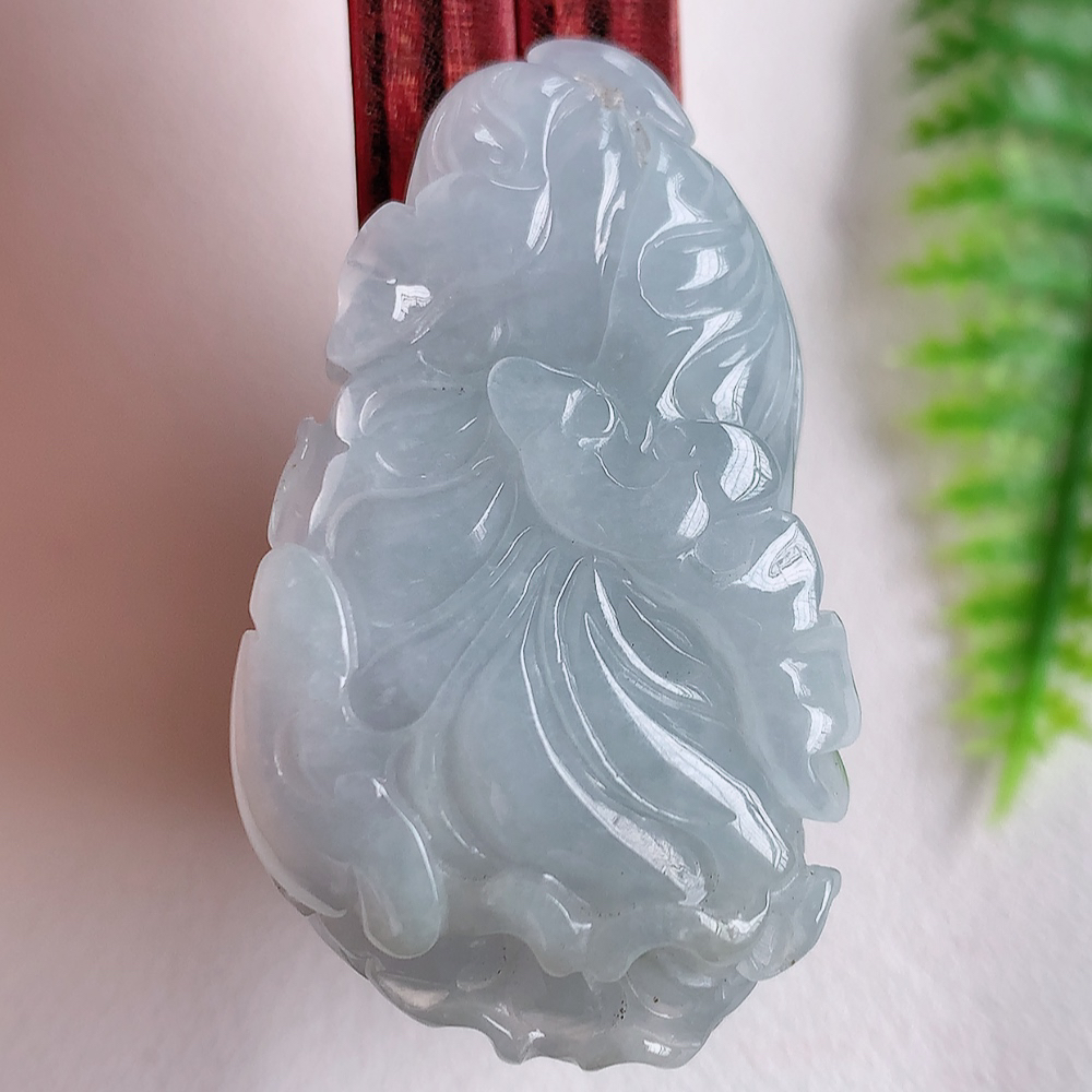 冰润翡翠招百财白菜吊坠，百财聚来，财源滚滚，色泽鲜艳。精工水润的白菜，性价比高！    W003.22尺寸  40.7-23.9-13.4