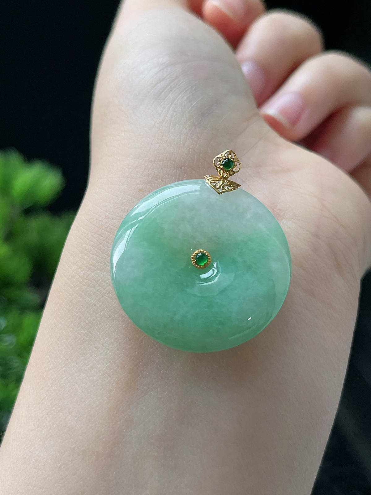 18k金 翡翠糯化种淡绿色甜绿平安扣