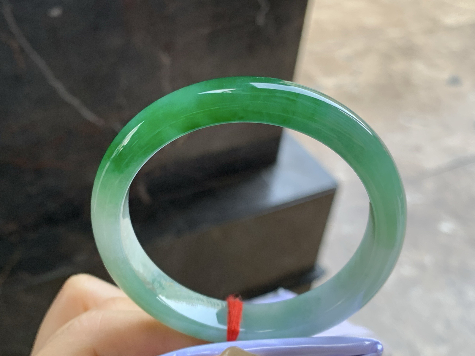 56.5-11.1-7.9

辣绿色手镯^_^底子细腻 绿色浓郁大气