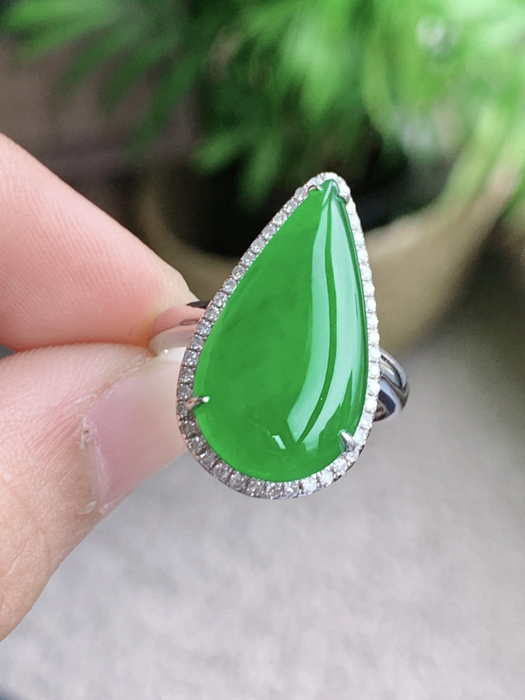 冰辣绿水滴戒指， 18k金镶嵌 无裂 性比高 24-14-7.5，裸石22-11.8-3.4，圈口