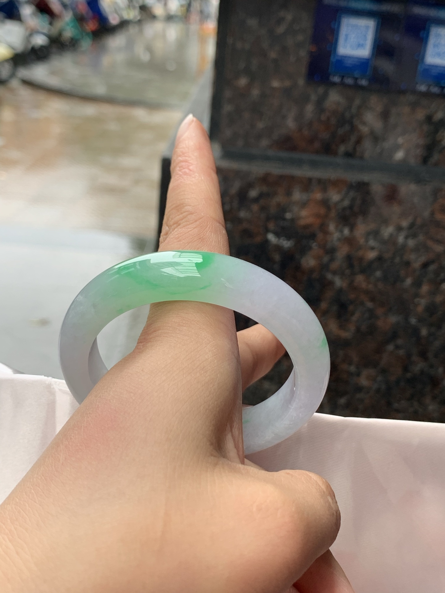 冰春彩正圈，53.5-13.2-9，0423-N517，打灯纹裂，不扣，底妆水润，淡淡粉底色飘阳绿花，气质温婉而迷人。