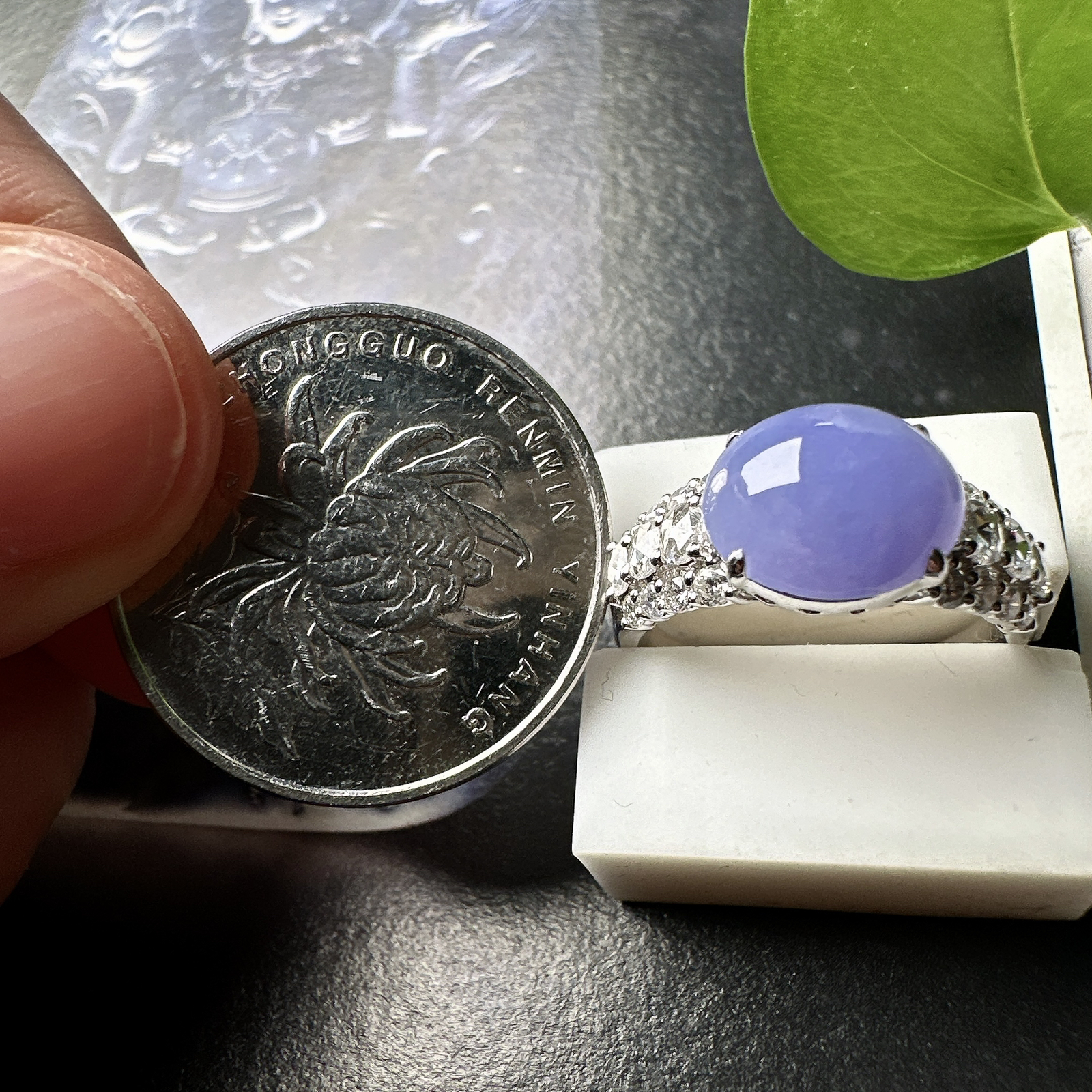 【冰种紫蛋面戒指】质地细腻，饱满度很好，晶莹剔透，18k金钻镶嵌，裸石尺寸10.4*8.6*5.3毫米